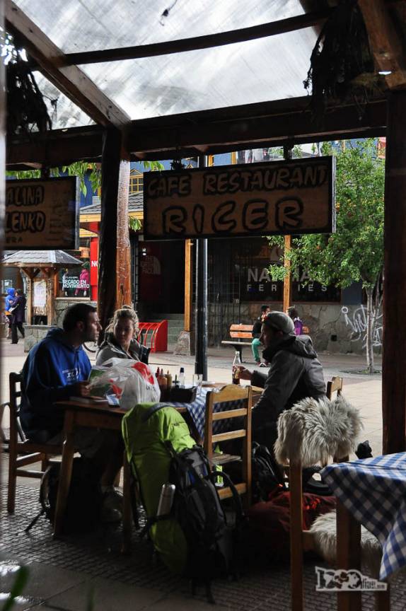 Turistas almoçam em restaurante de Coyhaique, a maior cidade ao longo da Carretera Austral, no sul do Chile